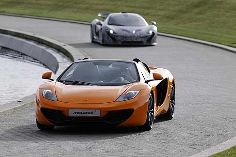 McLaren - McLaren 12C Spider Orange del driver di F1 Sergio Perez e la McLaren P1 width=