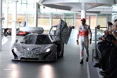 McLaren - McLaren P1 con Jenson Button per la presentazione della monoposto McLaren MP4-28 di Formula 1 2013 width=