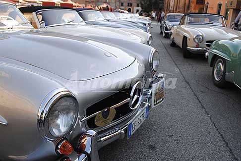 La Ferrara degli Etensi - Mercedes-Benz 190 SL auto storiche della stella al Castello Estense a Ferrara