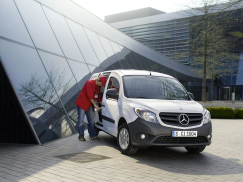 Mercedes - Di serie troviamo anche il sistema di assistenza in fase di spunto, cinture di sicurezza regolabili in altezza, pretensionatori e limitatori della forza di ritenuta lato guida e passeggero anteriore. width=