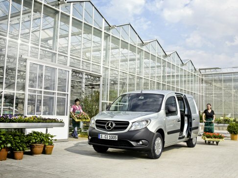 Mercedes - Cambi a cinque e sei marce con una leva a joystick sulla consolle centrale provvedono alla trasmissione della potenza alle ruote anteriori. Sospensioni, ammortizzatori e barre stabilizzatrici sono armonizzati alla perfezione. width=