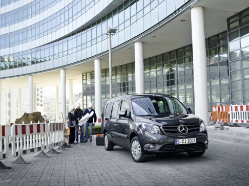 Mercedes - Ulteriore elemento di distinzione è rappresentato dalla redditività , che consente lunghi intervalli di manutenzione che possono arrivare fino a 40.000 km o a due anni, ma anche dei bassi consumi. width=