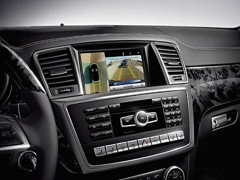 Mercedes - Mercedes-Benz GL Class interni con display centrale sul cruscotto width=