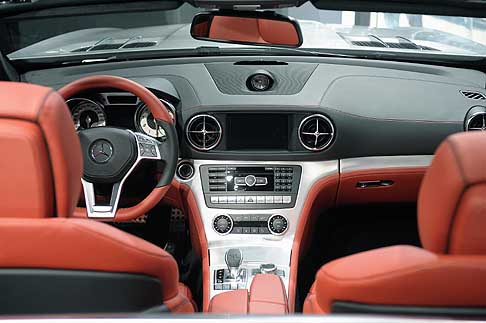 Mercedes - Mercedes-Benz SL cruscotto centrale al Milano Moda Donna 2012 width=