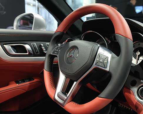 Mercedes - Mercedes-Benz SL volante al Milano Moda Donna 2012 width=