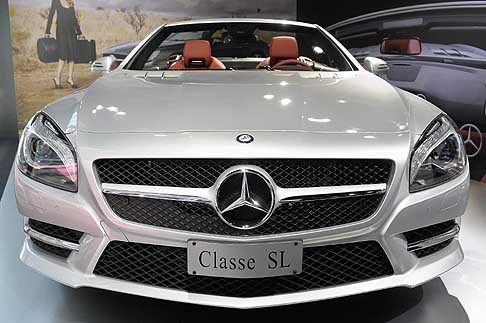 Mercedes - Anteriore della Mercedes SL al Milano Moda Donna width=