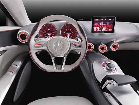 Mercedes-Benz - Mercedes Concept Classe A quadro comandi con display centrale e volante width=