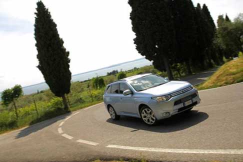 Mitsubishi Motors - SUV Mitsubishi Outlander PHEV auto ibrida con motore elettrico e termico in grado di percorrere gli 800 km senza sosta width=
