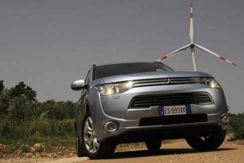 Mitsubishi Motors - SUV Mitsubishi Outlander PHEV veicolo elettrico ibrido plug-in a trazione integrale permanente con due motori che si ricarica da solo o con presa elettrica width=