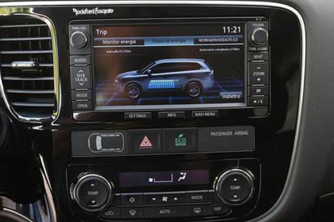 Mitsubishi Motors - Mitsubishi Outlander PHEV cruscotto centrale con display width=