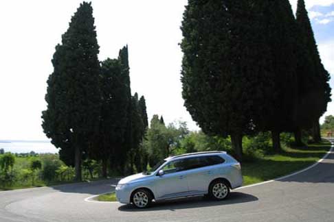 Mitsubishi Motors - Le batterie agli IoLi del SUV Mitsubishi Outlander PHEV potranno essere ricaricate dal suo stesso motore termico width=