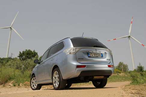 Mitsubishi Motors - Mitsubishi Outlander PHEV vettura ibrido plug-in width=