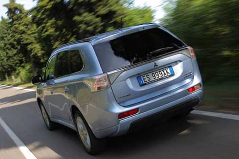Mitsubishi Motors - SUV Mitsubishi Outlander PHEV retrotreno vettura su strada width=