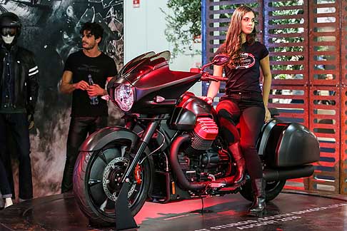 Piaggio - Moto Guzzi MGX 21 si ispira invece all´America della Route 66 e dei grandi viaggi coast to coast
