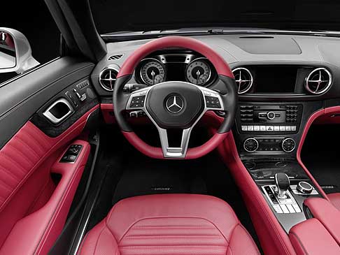 Mercedes-Benz - New Mercedes-Benz SL Class volante e cruscotto centrale con comandi width=
