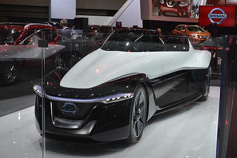 Nissan - Nissan BladeGlider Concept ha il frontale strettissimo e il posteriore molto largo, ha quattro ruote ma sembra che siano solo tre width=