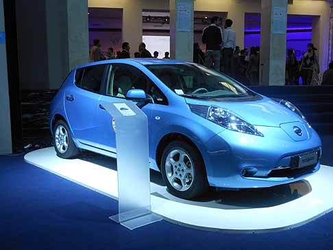 Nissan - Nissan Leaf auto elettrica per i 10 anni del salone della mobilità sostenibie H2Roma width=