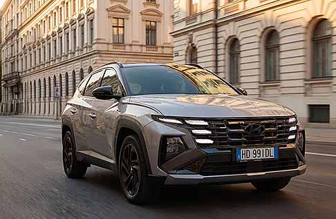 SUV 2027 - La Nuova Hyundai Tucson stupisce con il design “Parametric Dynamics” e i fari nascosti nella griglia. Il SUV si rinnova con interni digitali minimalisti, motorizzazioni ibride all´avanguardia e la massima sicurezza per viaggiare in totale comfort