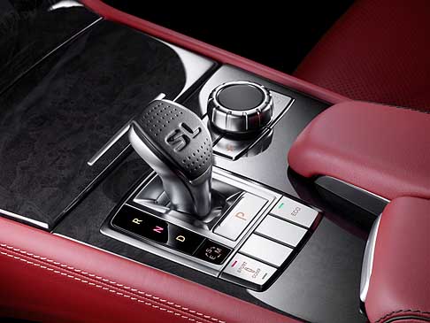 Mercedes-Benz - Nuova Mercedes Benz Classe SL interni e dettaglio del cambio con la scritta SL sul pomello width=