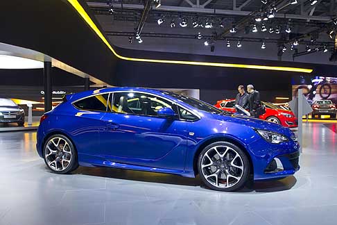 Opel - Opel Astra GTC anteprima mondiale della berlina sportiva al MIAS 2012 il Salone Internazionale dell'Auto Russo width=