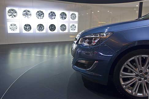 Opel - Opel Astra Sedan e esposizione cerchioni al Salone di Mosca width=