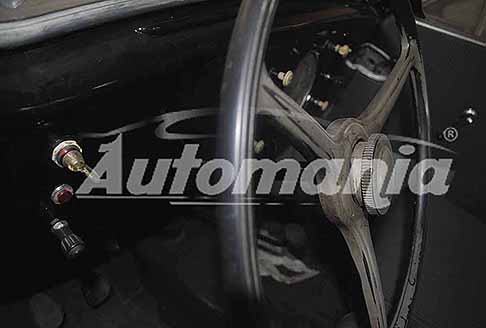 Scoperte Auto da sogno - Peugeot 202 del 1939 dettaglio cruscotto e volante scoperta in un capannone