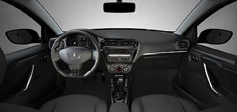 Peugeot - Peugeot 301 2013 dettaglio volante e cruscotto centrale width=
