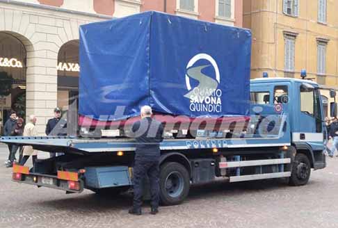 Auto distrutta di Falcone - Polizia di Stato Teca auto della scorta di Falcone caricata sul Camion della Polizia di Stato a Reggio Emilia