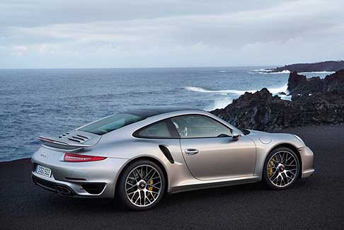 Porsche - Porsche 911 Turbo S fiancata laterale, motore è il tradizionale 6 cilindri Turbo width=