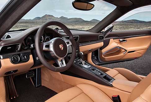 Porsche - Porsche 911 Turbo S interni lussuosi in pelle width=