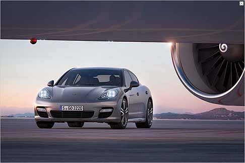 Porsche - New Porsche Panamera Turbo S anteriore vettura width=