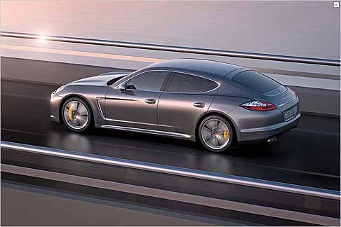 Porsche - Porsche Panamera Turbo S fiancata vettura width=