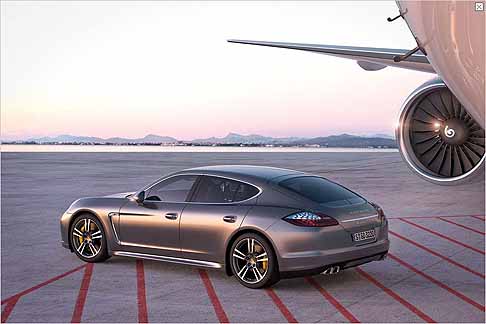 Porsche - Porsche Panamera Turbo S vista laterale width=