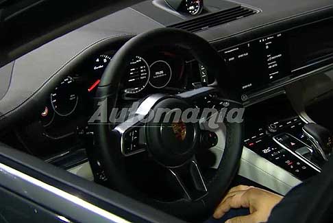 Porsche - Porsche Panamera Turbo interni con cruscotto centrale sistema Porsche Advanced Cockpit che è molto simile a quello di uno smartphone e display a LED che offre una gestione intuitiva delle funzioni