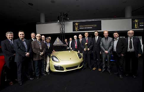 Trofei Awards - President e CEO di Porsche Cars North America Detlev von Platen con il premio World Performance Car al New York International Auto Show 2013 width=