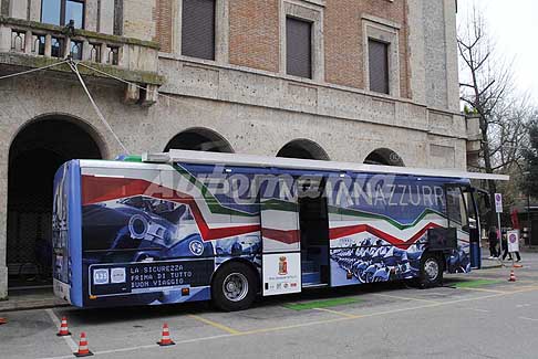 La Furiosa - Pullman azzurro della Polizia di Stato direttamente dal Giro d'Italia a Ferrara