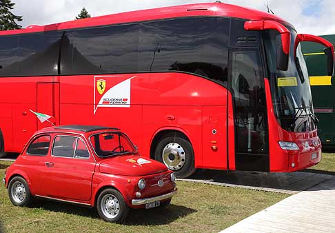 Gruppo Fiat - Pulman della scuderia Ferrari e auto storica fiat 500 al Goodwood Festival of Speed width=