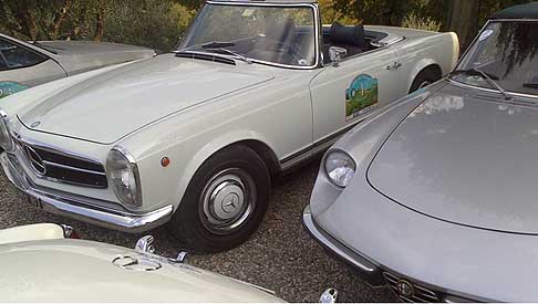 Auto Storiche - Mercedes 230 SL numero di gara 4 e l´Alfa Romeo 1300 Spider anni 70 al Rally di un Weekend di Fine Estate width=