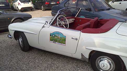 Auto Storiche - Mercedes 190 SL cabriolet con il numero di gara 29 al Rally di un Weekend di Fine Estate width=