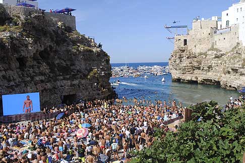 Red Bull - Red Bull Cliff Diivng World Series 2015 alla finalissima sono arrivati 10 atleti e dopo l´ultima prova il migliore è stato l´ inglese Gary Hunt