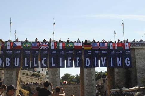 Red Bull - Red Bull Cliff Diving World Series 2015 è iniziato con l’esibizione del tuffatori, uomini e donne, in fila sul ponte