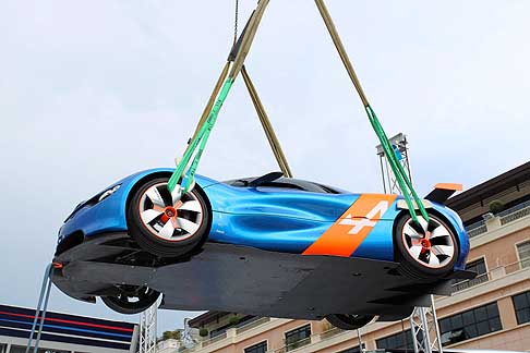 Renault - Renault Alpine A110-50 concept a montecarlo gp trasporto sul circuito con pianale coperto width=