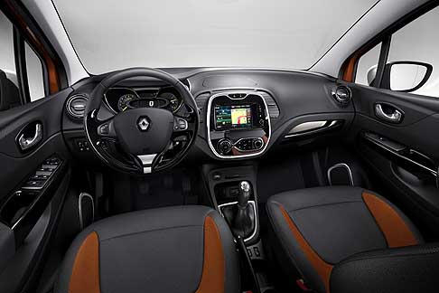 Renault - Renault Captur crossover inteni con il nuovo sistema di connettività Renault R-Link dotato di touch screen e con sistema audio a sei altoparlanti integrato width=