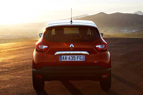 Renault - Renault Captur crossover retrotreno con sensori per il parcheggio assistito width=