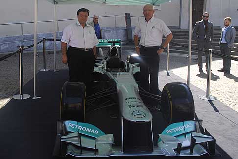 Petronas Syntium Coolteck - Responsabili Petronas e monoposto Mercedes con Chief Operating Office Eric Holthusen è il CEO Petronas Amir Hamzah Azizan sulla sinistra