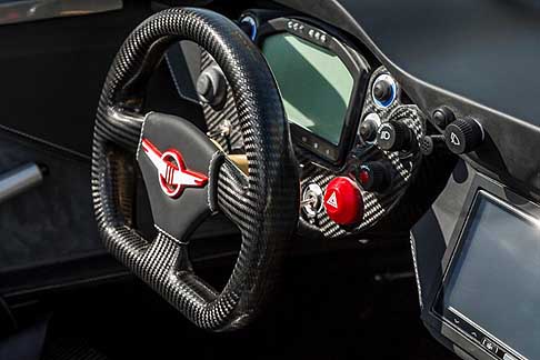 Rezvani - Rezvani Beast interni ridotti all´osso: i sedili in fibra di carbonio non hanno imbottitura, praticamente non c’è cruscotto e il volante, sempre in fibra, è l´unico protagonista dell´abitacolo insieme al sistema multimediale width=