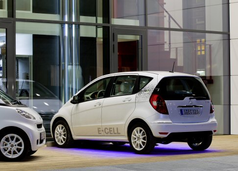 Daimler - Grazie alla sperimentazione avviata dalla tedesca Daimler, sarà possibile effettuare la ricarica del veicolo elettrico in modalità wireless.  width=