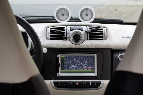 Daimler - Insieme a Conductix-Wampfler ed a Röchling Automotive KG, Daimler ha già sviluppato un prototipo basato su questa tecnologia per un progetto pilota promosso dal Ministero Federale dell'Ambiente e ne ha dimostrato il funzionamento.  width=