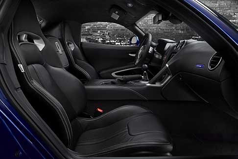 SRT - SRT Viper GTS Launch Edition interni con sedili pelle e cuciture a contrasto width=