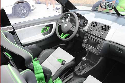 Skoda - Skoda Fabia RS 2000 interni cruscotto centrale e volante width=